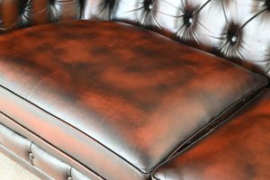 Originele Chesterfield 3-zits bank model York, met een luxe zitcomfortdeur door fishmouth-vering. Nu voor slechts €795 met nieuwe kussentops en interieurs.#241505