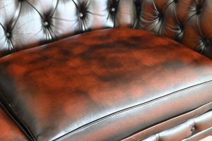 Originele Chesterfield 3-zits bank model York, met een luxe zitcomfortdeur door fishmouth-vering. Nu voor slechts €795 met nieuwe kussentops en interieurs.#241505