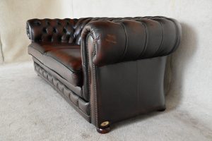 Originele Chesterfield 3-zits bank model York, met een luxe zitcomfortdeur door fishmouth-vering. Nu voor slechts €795 met nieuwe kussentops en interieurs.#241505