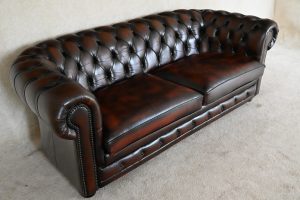 Originele Chesterfield 3-zits bank model York, met een luxe zitcomfortdeur door fishmouth-vering. Nu voor slechts €795 met nieuwe kussentops en interieurs.#241505