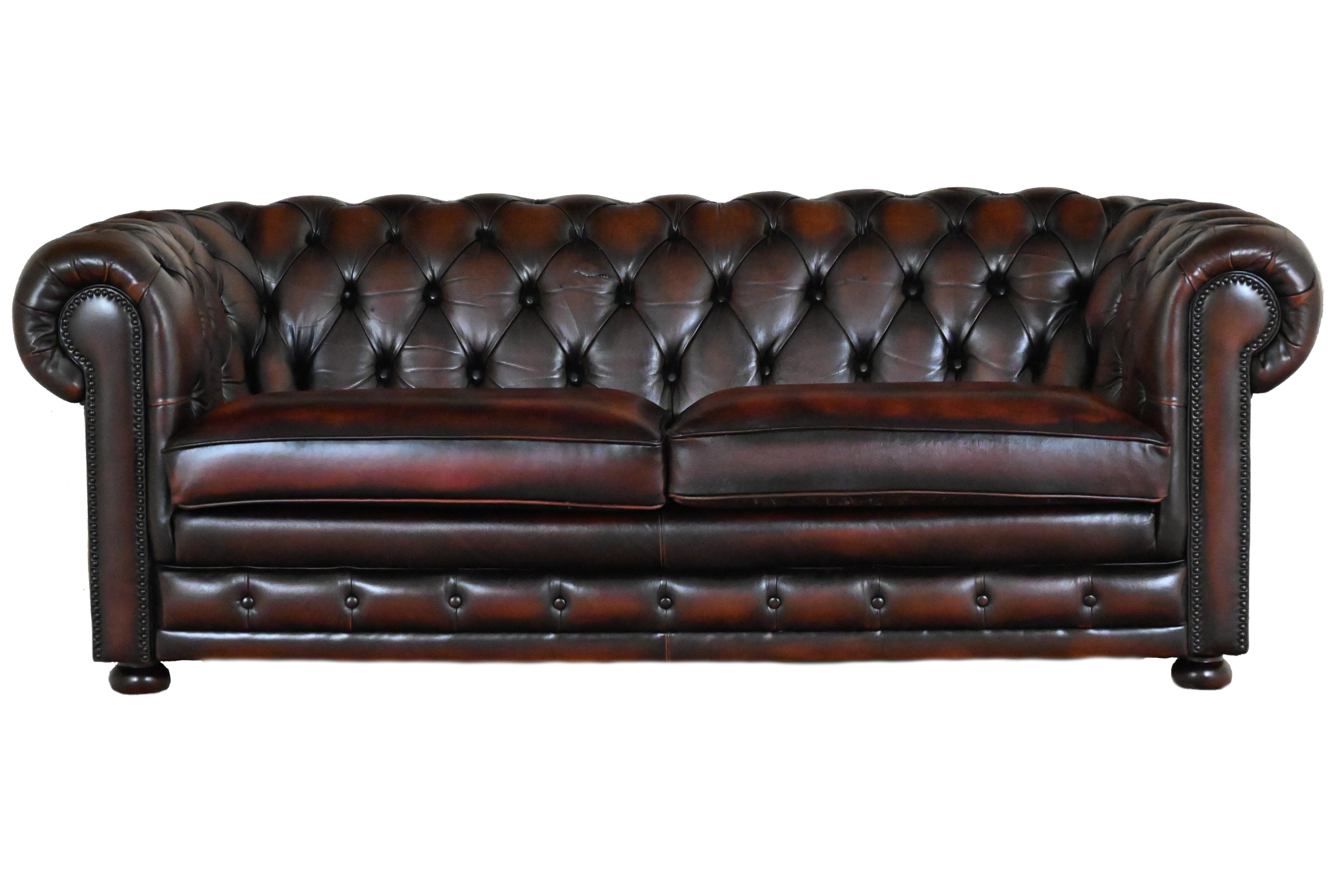 Originele Chesterfield 3-zits bank model York, met een luxe zitcomfortdeur door fishmouth-vering. Nu voor slechts €795 met nieuwe kussentops en interieurs.#241505