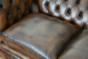 Ontdek de tijdloze charme van deze 2½-zits Engelse Chesterfield met zachte zitkussens en medium zitcomfort. Een duurzame investering in luxe en stijl.#245109