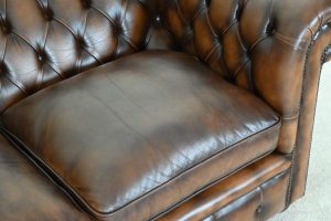 Ontdek de tijdloze charme van deze 2½-zits Engelse Chesterfield met zachte zitkussens en medium zitcomfort. Een duurzame investering in luxe en stijl.#245109