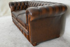 Ontdek de tijdloze charme van deze 2½-zits Engelse Chesterfield met zachte zitkussens en medium zitcomfort. Een duurzame investering in luxe en stijl.#245109