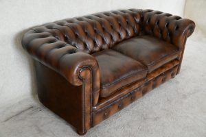 Ontdek de tijdloze charme van deze 2½-zits Engelse Chesterfield met zachte zitkussens en medium zitcomfort. Een duurzame investering in luxe en stijl.#245109