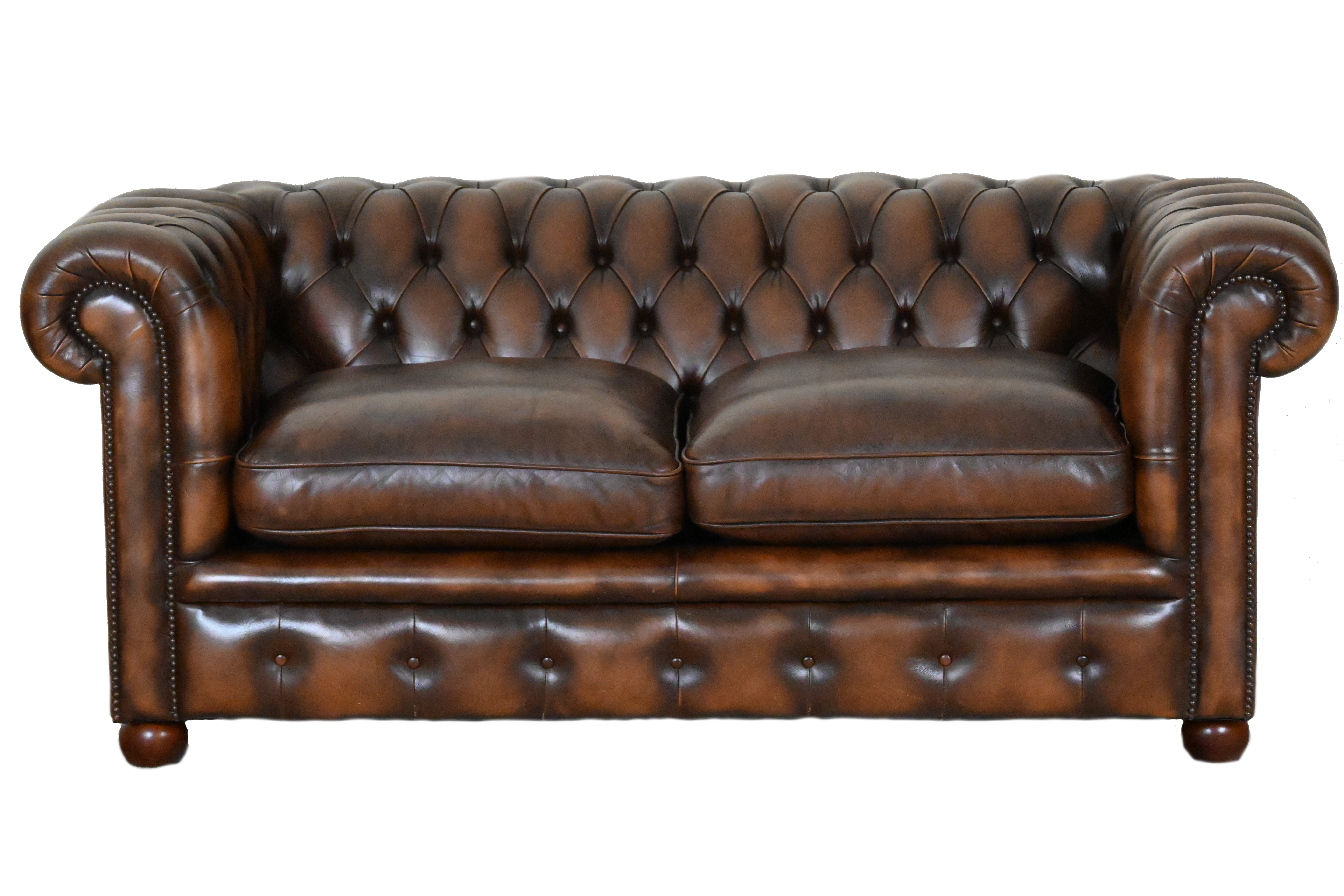 Ontdek de tijdloze charme van deze 2½-zits Engelse Chesterfield met zachte zitkussens en medium zitcomfort. Een duurzame investering in luxe en stijl.#245109