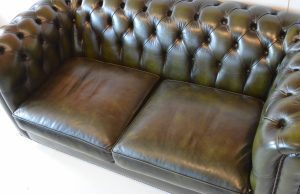 2½-zits Chesterfield bank in Antique Olive Green. Combineert klassiek design met modern comfort en luxe.14216