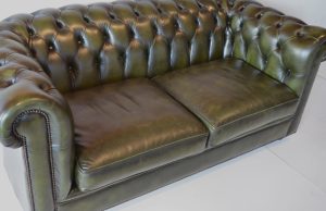 2½-zits Chesterfield bank in Antique Olive Green. Combineert klassiek design met modern comfort en luxe.14216