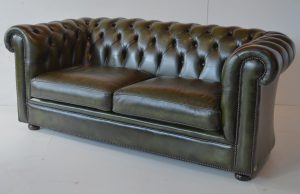 2½-zits Chesterfield bank in Antique Olive Green. Combineert klassiek design met modern comfort en luxe.14216