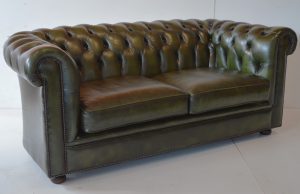 2½-zits Chesterfield bank in Antique Olive Green. Combineert klassiek design met modern comfort en luxe.14216