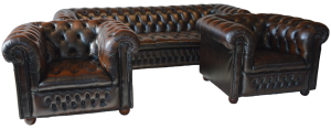 Tijdloze klasse deze luxe Chesterfield set buttoned seat. De ruime 3½-zits bank en twee bijpassende fauteuils met buttoned seat. Verfijnde elegantie.