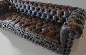 Tijdloze klasse deze luxe Chesterfield set buttoned seat. De ruime 3½-zits bank en twee bijpassende fauteuils met buttoned seat. Verfijnde elegantie.