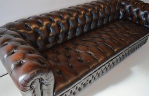 Tijdloze klasse deze luxe Chesterfield set buttoned seat. De ruime 3½-zits bank en twee bijpassende fauteuils met buttoned seat. Verfijnde elegantie.