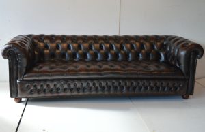 Tijdloze klasse deze luxe Chesterfield set buttoned seat. De ruime 3½-zits bank en twee bijpassende fauteuils met buttoned seat. Verfijnde elegantie.