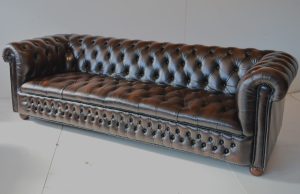 Tijdloze klasse deze luxe Chesterfield set buttoned seat. De ruime 3½-zits bank en twee bijpassende fauteuils met buttoned seat. Verfijnde elegantie.