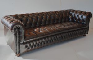 Tijdloze klasse deze luxe Chesterfield set buttoned seat. De ruime 3½-zits bank en twee bijpassende fauteuils met buttoned seat. Verfijnde elegantie.