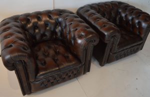 Tijdloze klasse deze luxe Chesterfield set buttoned seat. De ruime 3½-zits bank en twee bijpassende fauteuils met buttoned seat. Verfijnde elegantie.