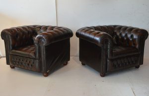 Tijdloze klasse deze luxe Chesterfield set buttoned seat. De ruime 3½-zits bank en twee bijpassende fauteuils met buttoned seat. Verfijnde elegantie.