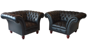 Een vleugje vintage stijl in huis met deze set van 2 lowback Chesterfield stoelen in effen zwart leer. Doorleefde look met karaktervolle gebruikerssporen. 14229-14230