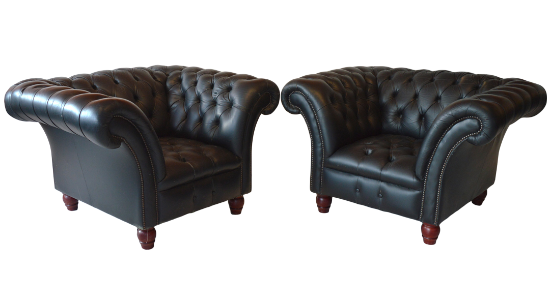 Een vleugje vintage stijl in huis met deze set van 2 lowback Chesterfield stoelen in effen zwart leer. Doorleefde look met karaktervolle gebruikerssporen. 14229-14230