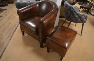 Prachtige set van een clubchair en footstool, in luxe antiek schapenleder met set-korting. Koop deze stijlvolle set voor slechts €2350,-.