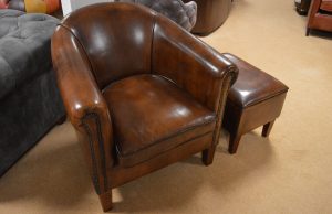 Prachtige set van een clubchair en footstool, in luxe antiek schapenleder met set-korting. Koop deze stijlvolle set voor slechts €2350,-.