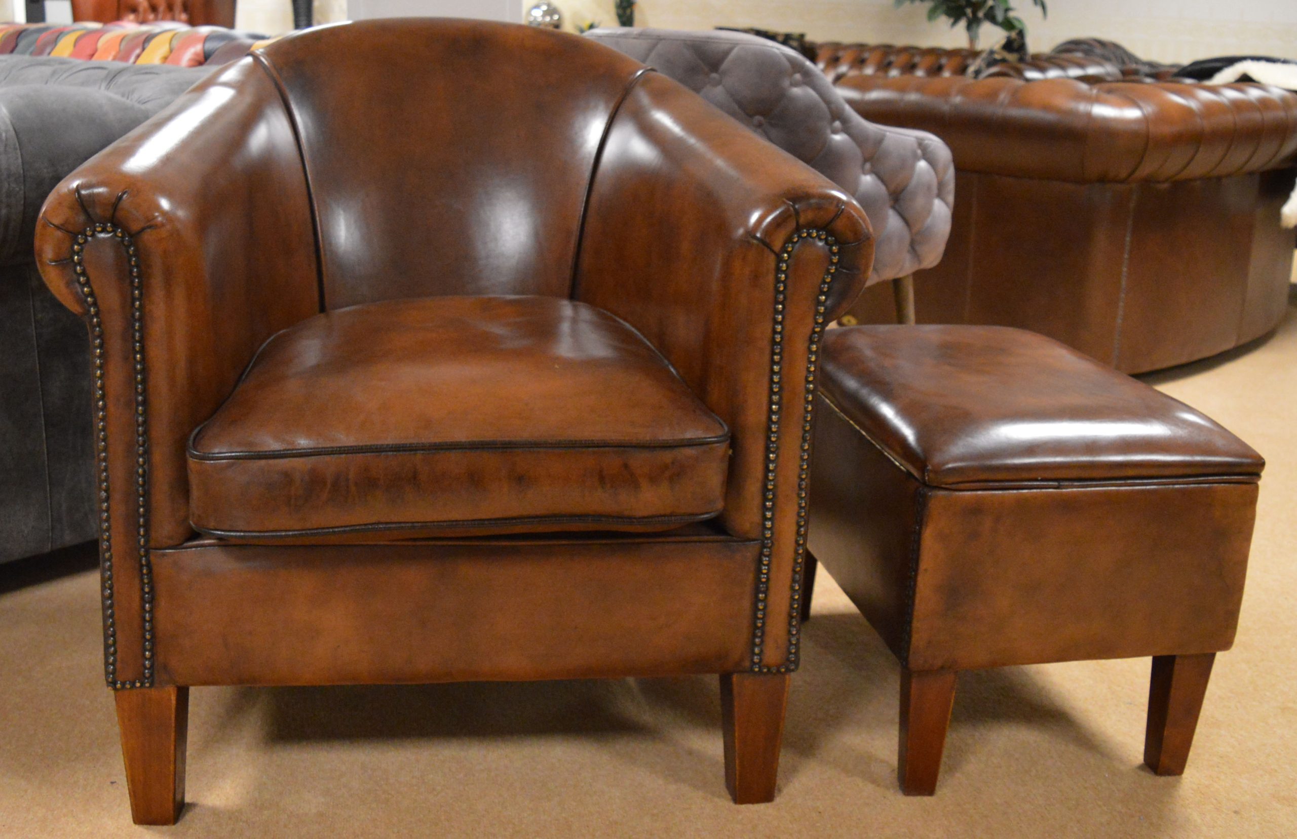 Prachtige set van een clubchair en footstool, in luxe antiek schapenleder met set-korting. Koop deze stijlvolle set voor slechts €2350,-.