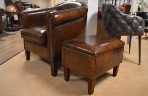 Prachtige set van een clubchair en footstool, in luxe antiek schapenleder met set-korting. Koop deze stijlvolle set voor slechts €2350,-.