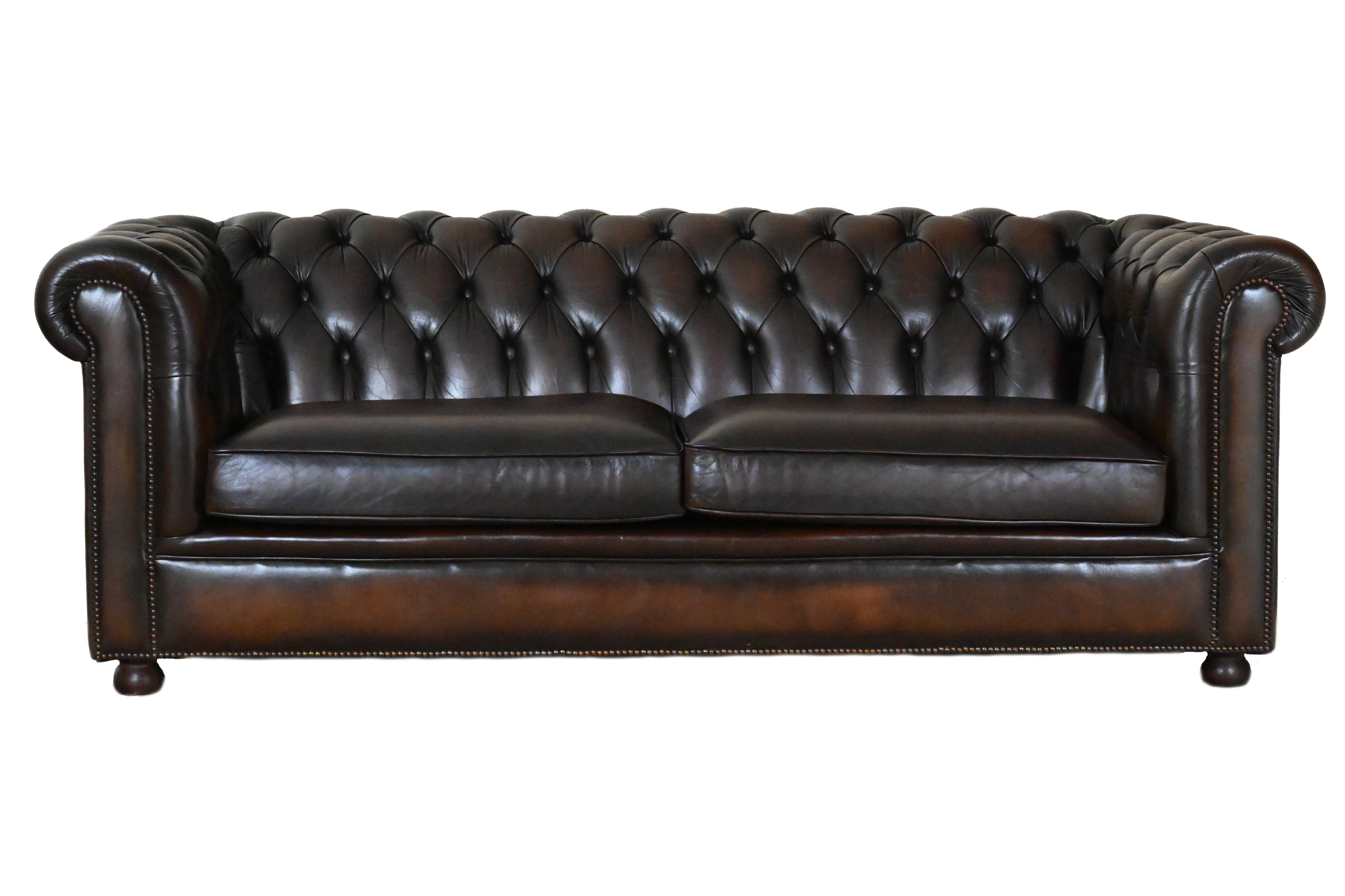 Charmante robuuste full-size 3-zits Chesterfield bank met vernieuwde zitkussens en zachte rugleuning.#193698