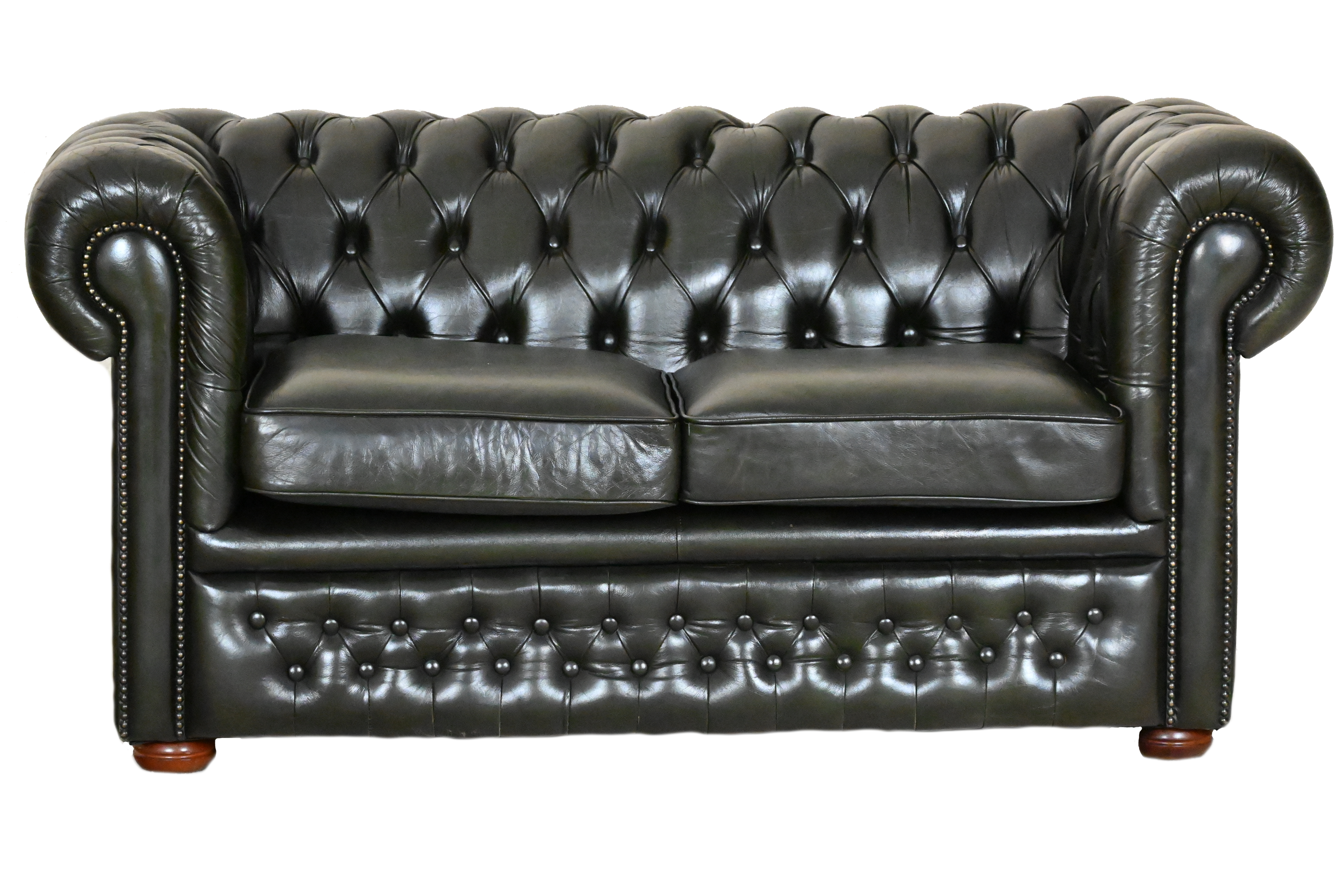 Ontdek deze elegante klassieke 2-zits Chesterfield bank in diep donkergroen leer. Perfecte balans tussen traditioneel design en comfortabel zitgemak. #204080