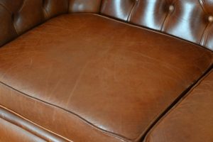 Ontdek de stijlvolle 2½-zits Chesterfield bank in authentiek Old cowhide leder.#234799