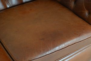 Ontdek de stijlvolle 2½-zits Chesterfield bank in authentiek Old cowhide leder.#234799