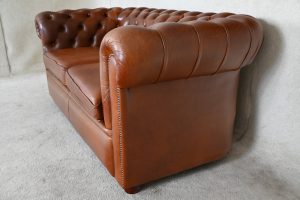 Ontdek de stijlvolle 2½-zits Chesterfield bank in authentiek Old cowhide leder.#234799