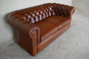 Ontdek de stijlvolle 2½-zits Chesterfield bank in authentiek Old cowhide leder.#234799