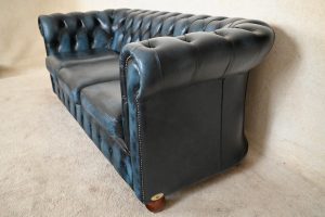 Ontdek de stijlvolle en compacte Chesterfield 3-zitsbank met stevig zitcomfort. Ideaal voor langere personen #244953