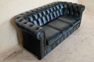 Ontdek de stijlvolle en compacte Chesterfield 3-zitsbank met stevig zitcomfort. Ideaal voor langere personen #244953