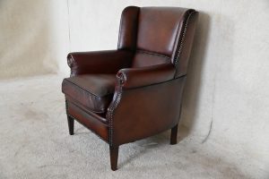 Ontdek deze elegante, gerenoveerde schapenleren armfauteuil met vernieuwde kussenbies en armleggers.#245005