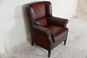 Ontdek deze elegante, gerenoveerde schapenleren armfauteuil met vernieuwde kussenbies en armleggers.#245005