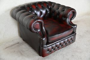 Ontdek deze 3+1+1 Chesterfield set met diepe zit, ideaal voor lange personen. Deze stijlvolle set biedt zacht comfort voor een aantrekkelijke prijs. #245024-25-26