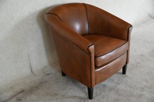 Ontdek het Clubfauteuil Van Gogh in hoogwaardig schapenleer, nu met stevige zit en afgeprijsd van €1785 voor €1395.Een stijlvolle, comfortabele aanwinst.245055