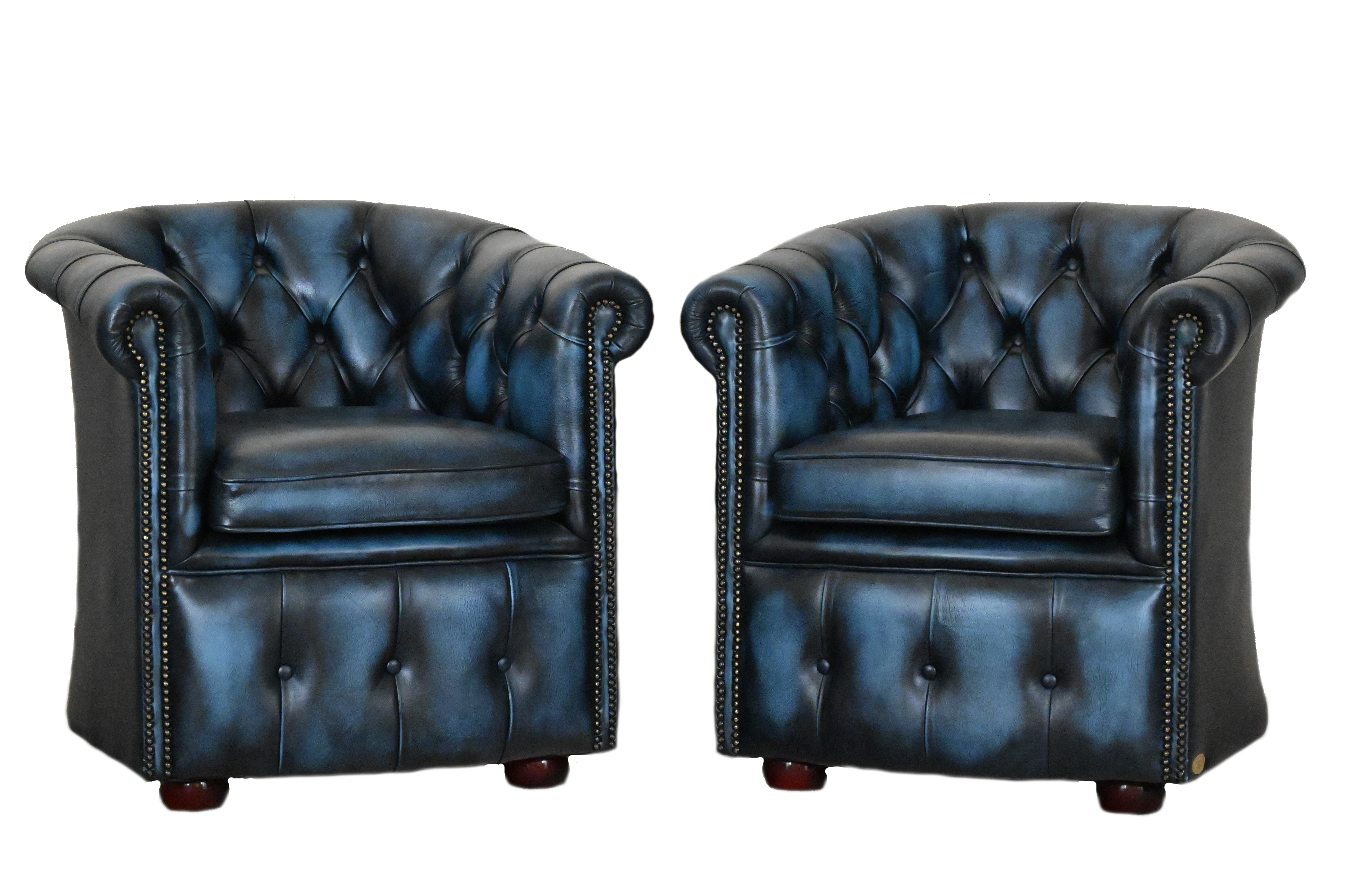 "Ontdek onze bijna nieuwe Chesterfield Victorian Tub Chairs. Compact, comfortabel en aantrekkelijk geprijsd vanaf €1150. #245057-58-59-60