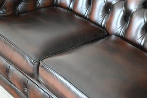 Ervaar het unieke zitcomfort van deze traditionele Engelse Chesterfield bank. Met "Fishmouth Spring"-vering voor extra beenondersteuning.#245068