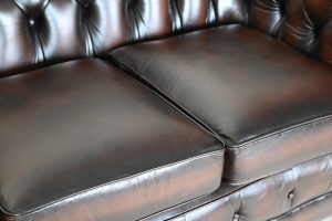 Ervaar het unieke zitcomfort van deze traditionele Engelse Chesterfield bank. Met "Fishmouth Spring"-vering voor extra beenondersteuning.#245068