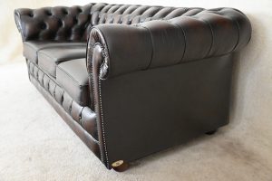 Ervaar het unieke zitcomfort van deze traditionele Engelse Chesterfield bank. Met "Fishmouth Spring"-vering voor extra beenondersteuning.#245068