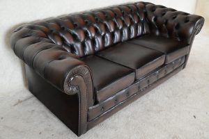 Ervaar het unieke zitcomfort van deze traditionele Engelse Chesterfield bank. Met "Fishmouth Spring"-vering voor extra beenondersteuning.#245068