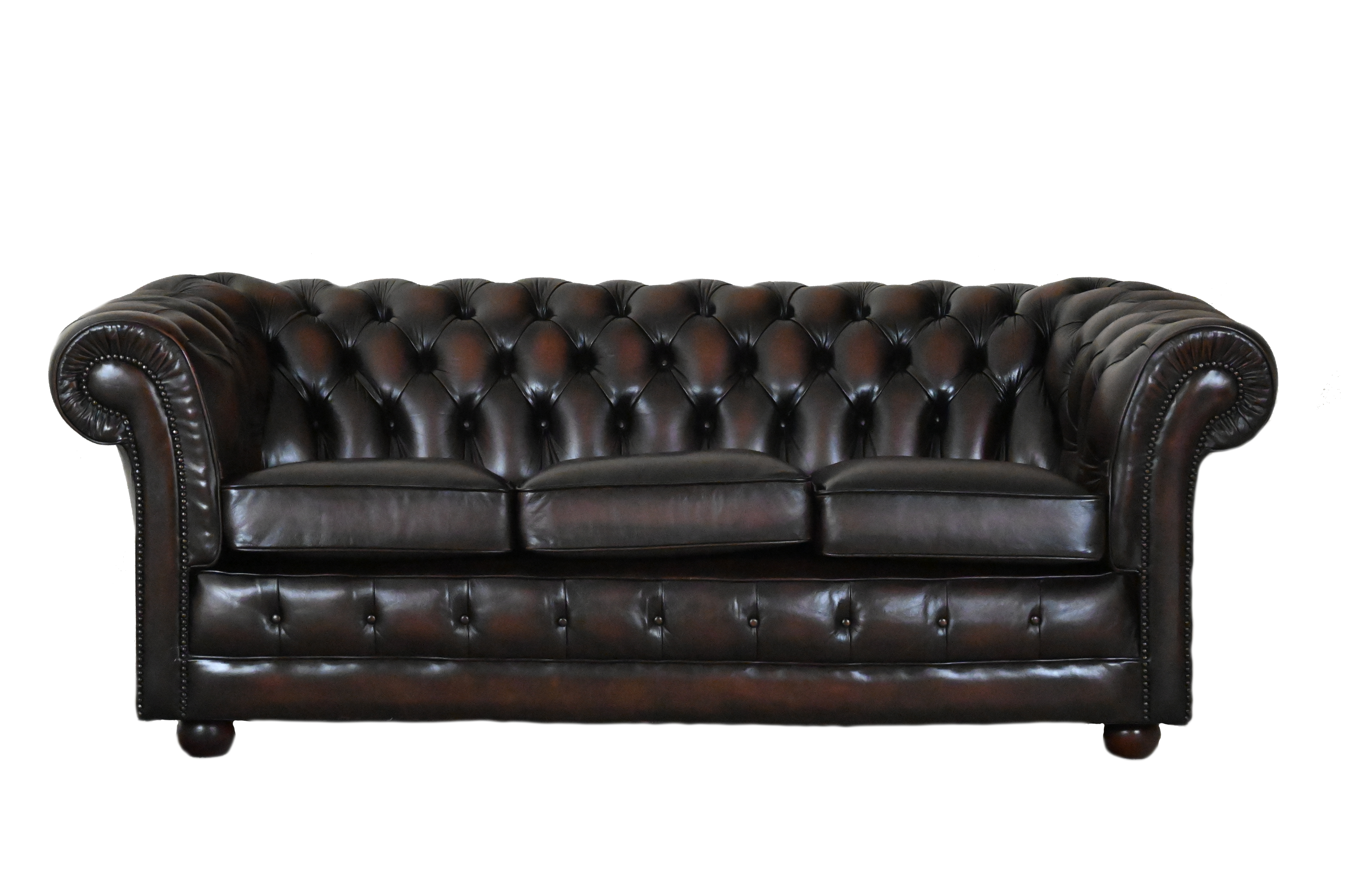 Ervaar het unieke zitcomfort van deze traditionele Engelse Chesterfield bank. Met "Fishmouth Spring"-vering voor extra beenondersteuning.#245068