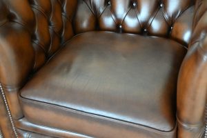 Een gebruikte Blenheim lowback chair, een klassieke Chesterfield clubfauteuil met een stevige rugleuning en medium zitcomfort. #245085