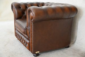 Een gebruikte Blenheim lowback chair, een klassieke Chesterfield clubfauteuil met een stevige rugleuning en medium zitcomfort. #245085