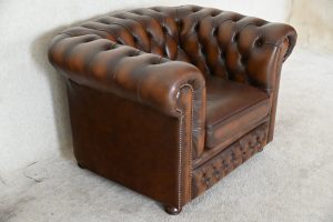 Een gebruikte Blenheim lowback chair, een klassieke Chesterfield clubfauteuil met een stevige rugleuning en medium zitcomfort. #245085