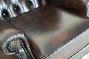 Flatwing Chesterfield oorfauteuil met medium zitcomfort in klassieke stijl #245119 of 20.